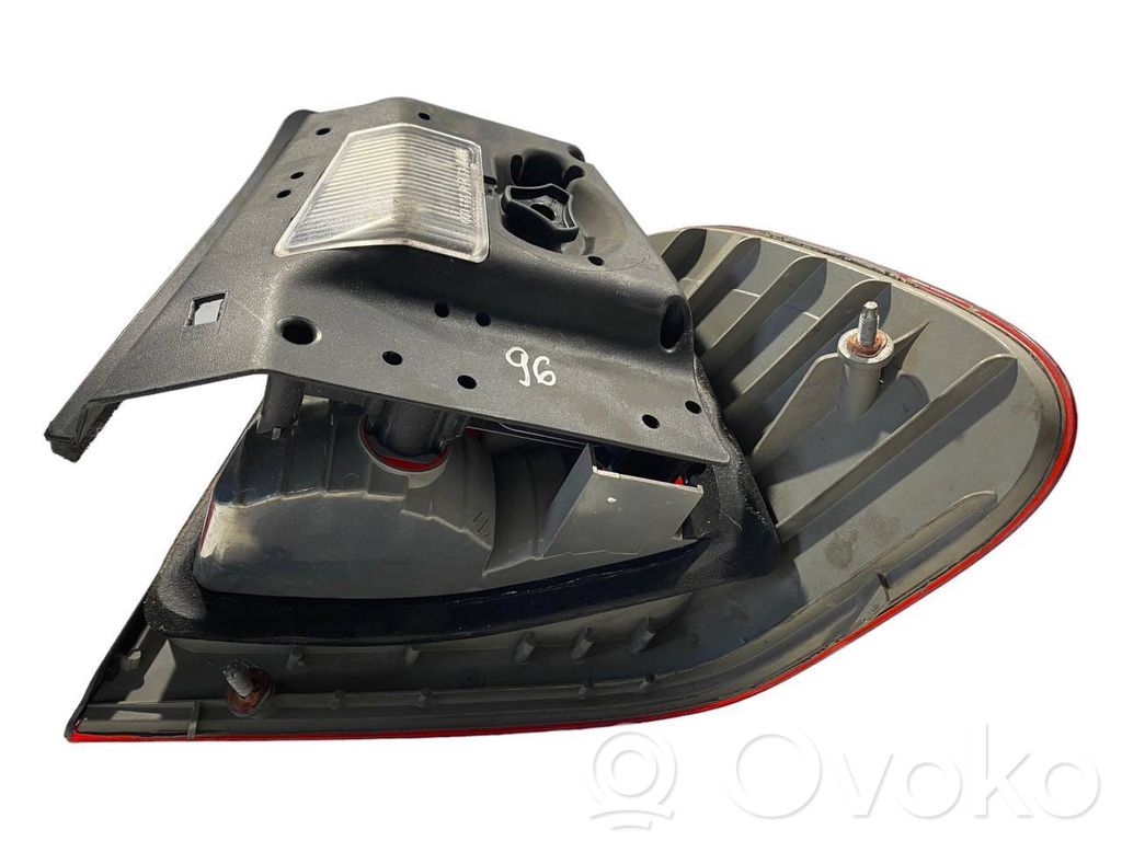 Aizmugurējais lukturis virsbūvē