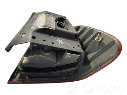 Aizmugurējais lukturis virsbūvē