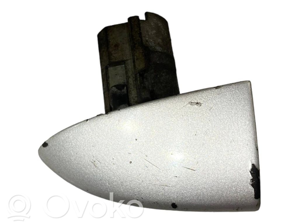 Priekšpusē durvju roktura vāciņš