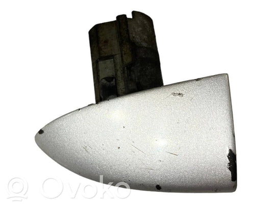 Priekšpusē durvju roktura vāciņš