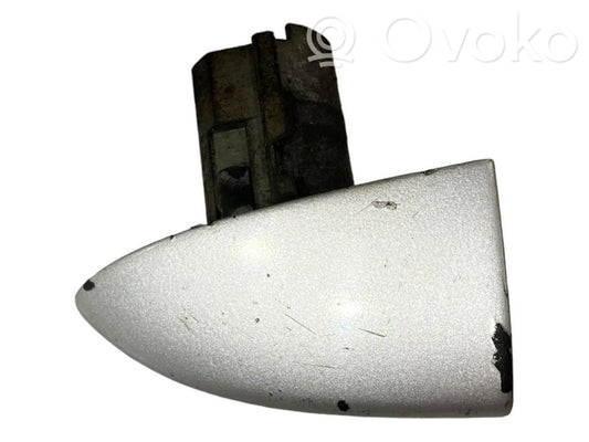 Priekšpusē durvju roktura vāciņš