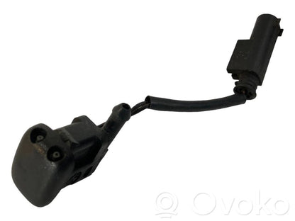 Mazgāšanas šķidruma smidzinātājs (-i) priekšējam logam