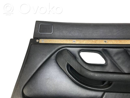 Занавеска на окне сзади