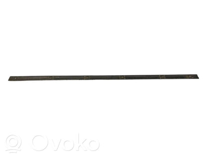 Priekšpusē durvju dekoratīvā apdare (moldings)