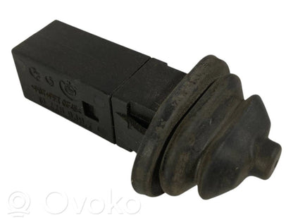 Degvielas tvertnes atvēršanas slēdzis