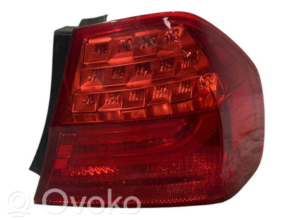 Aizmugurējais lukturis virsbūvē