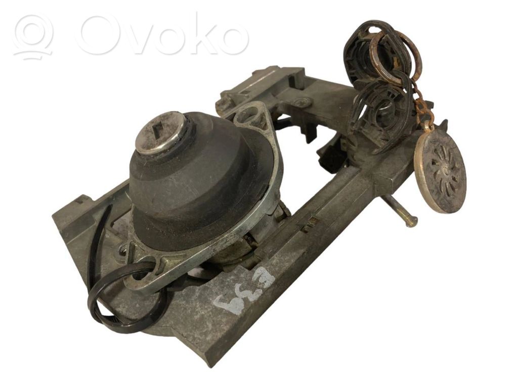 Priekšpusē turētājs / kronšteins ārējam atvēršanas rokturim