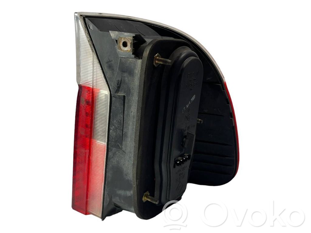 Задний фонарь в кузове
