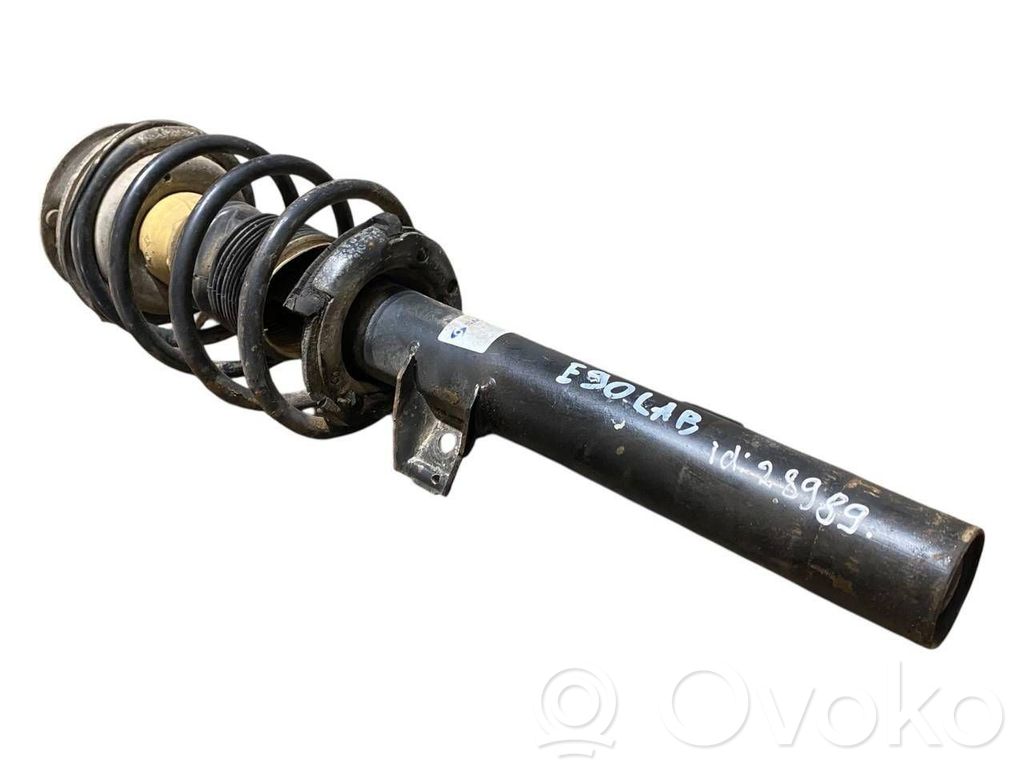 Priekšpusē amortizators ar atsperi