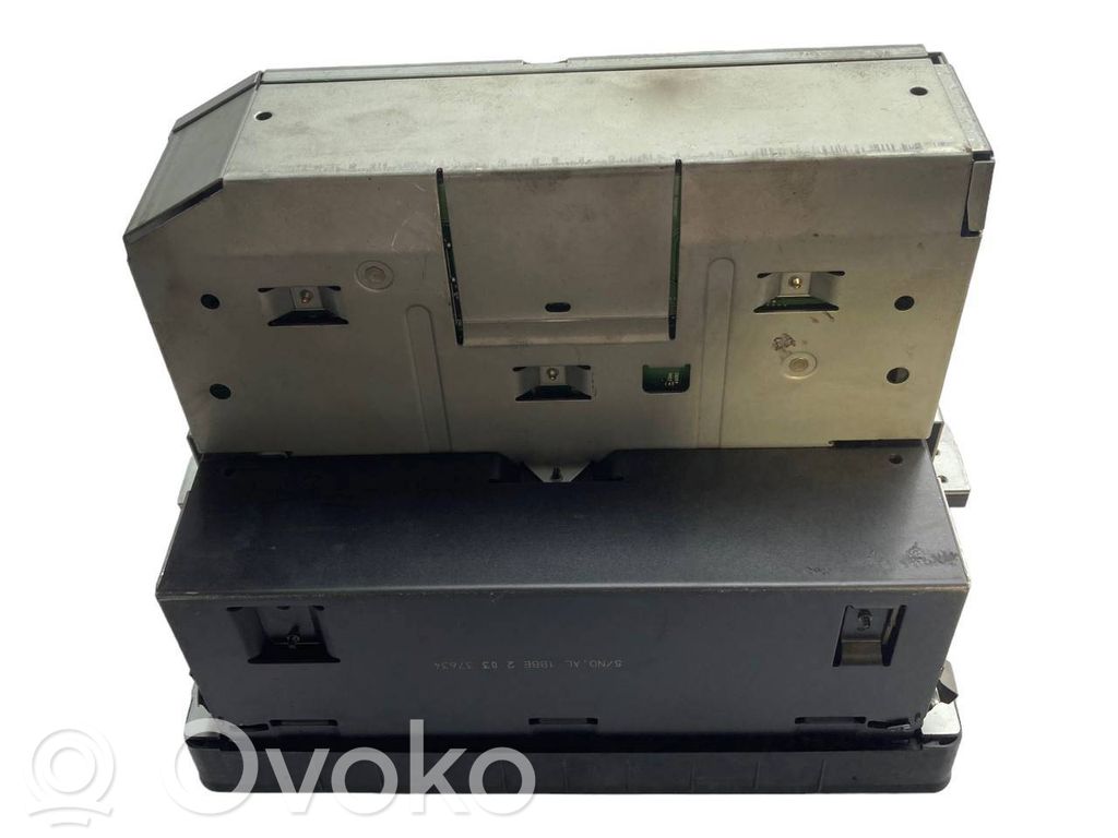 Radio / CD/DVD atskaņotājs / navigācija