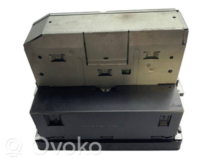 Radio / CD/DVD atskaņotājs / navigācija