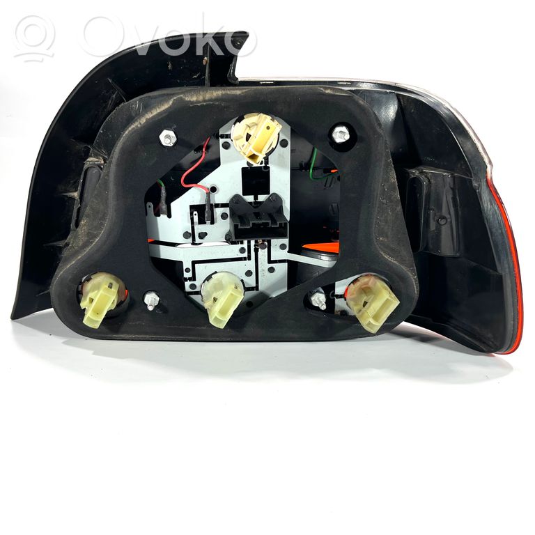 Aizmugurējais lukturis virsbūvē