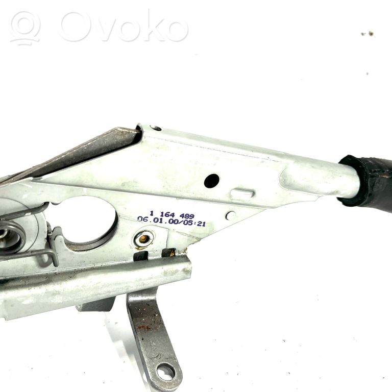 Rokas bremzes mehānisms (salonā)