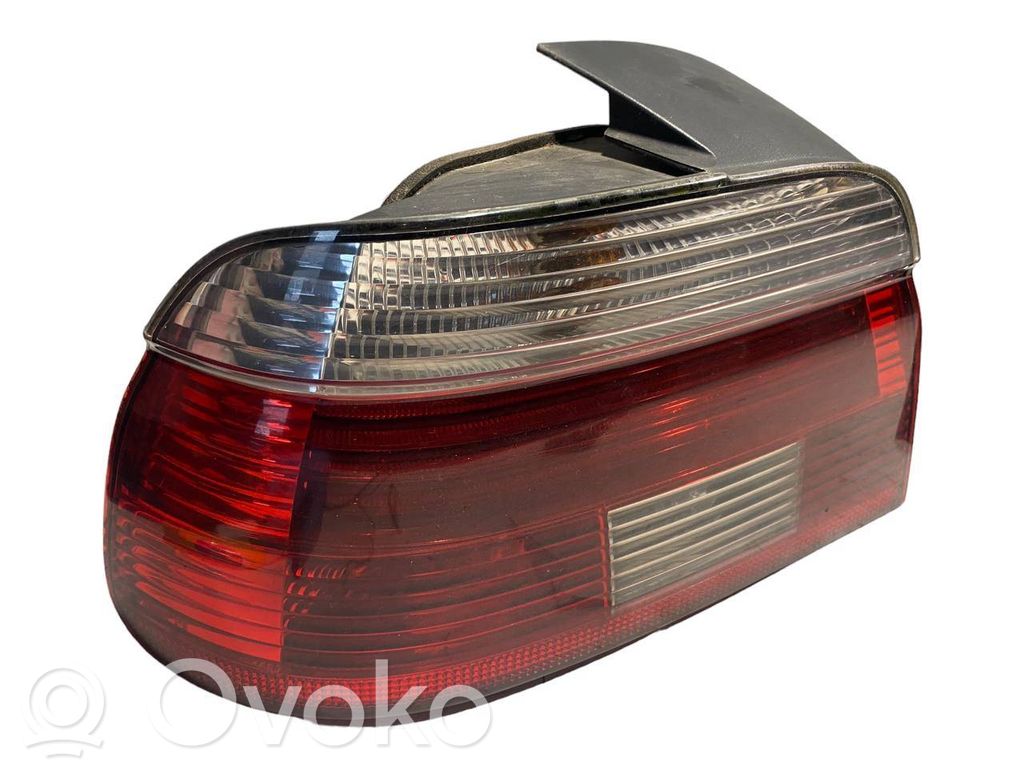 Aizmugurējais lukturis virsbūvē