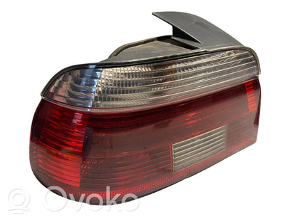 Aizmugurējais lukturis virsbūvē