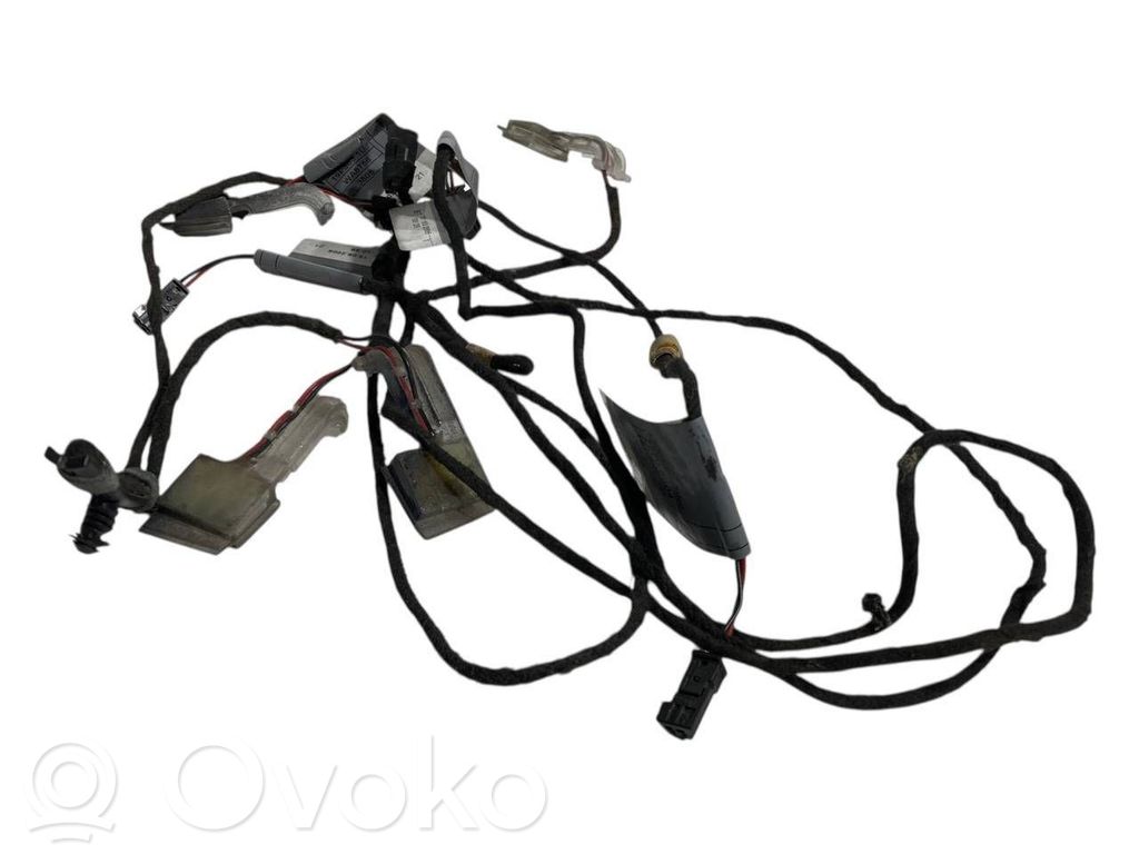 Priekšpusē durvju roktura vāciņš