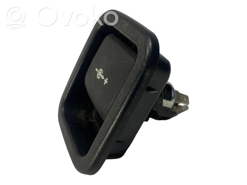 12 V socket (rear)