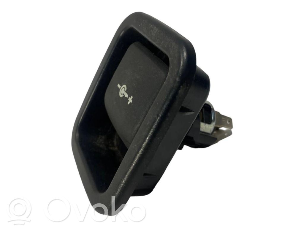 12 V ligzda (aizmugure)