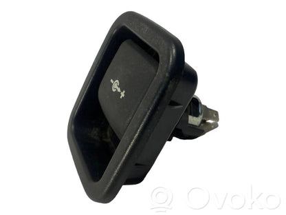 12 V ligzda (aizmugure)