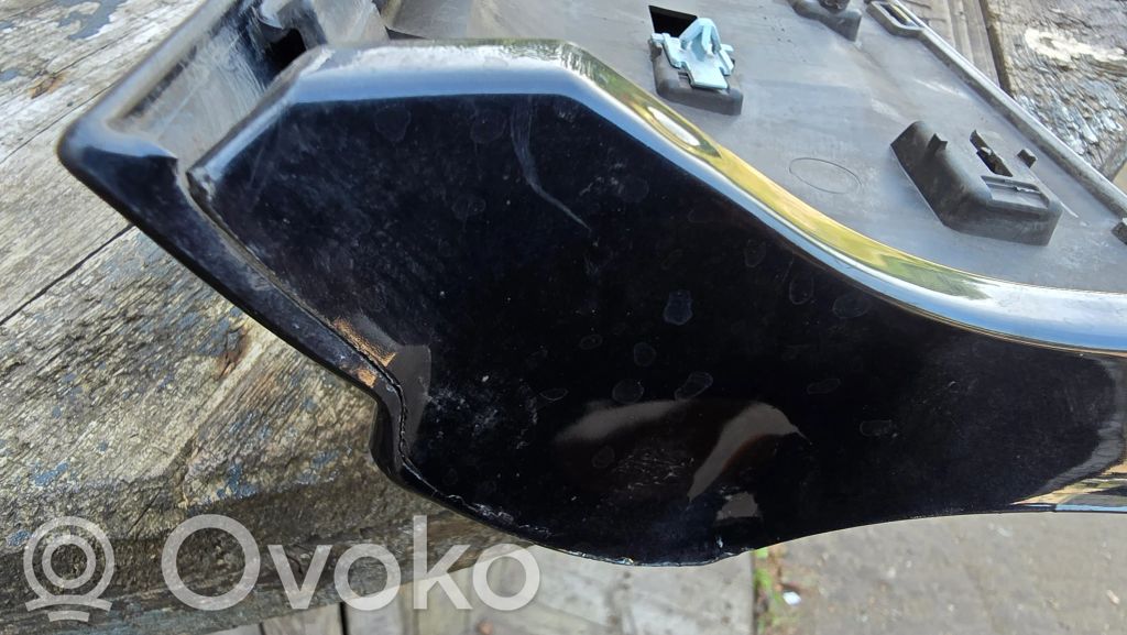 Priekšpusē durvju dekoratīvā apdare (moldings)