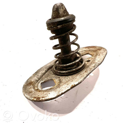 Dzinēja pārsega slēdzene