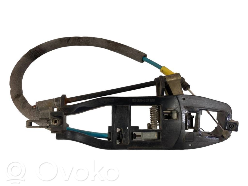 Priekšpusē turētājs / kronšteins ārējam atvēršanas rokturim