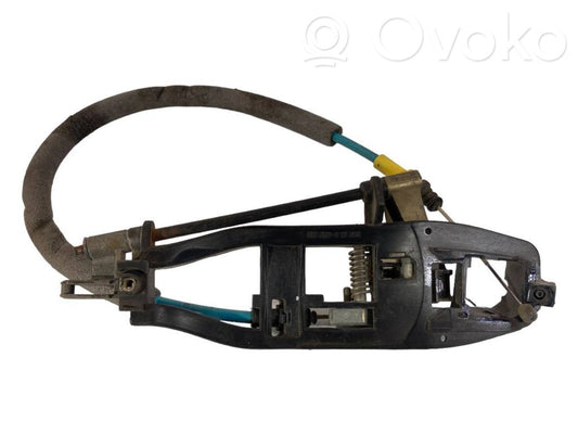 Priekšpusē turētājs / kronšteins ārējam atvēršanas rokturim