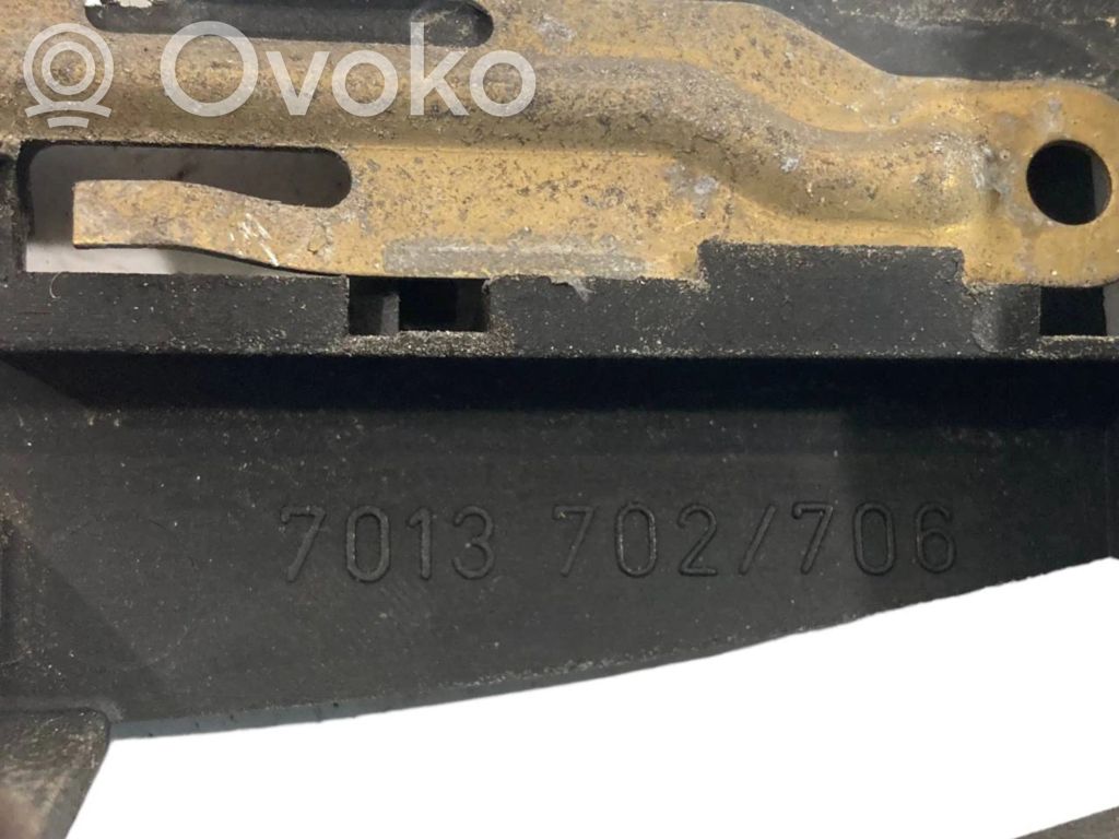 Priekšpusē turētājs / kronšteins ārējam atvēršanas rokturim