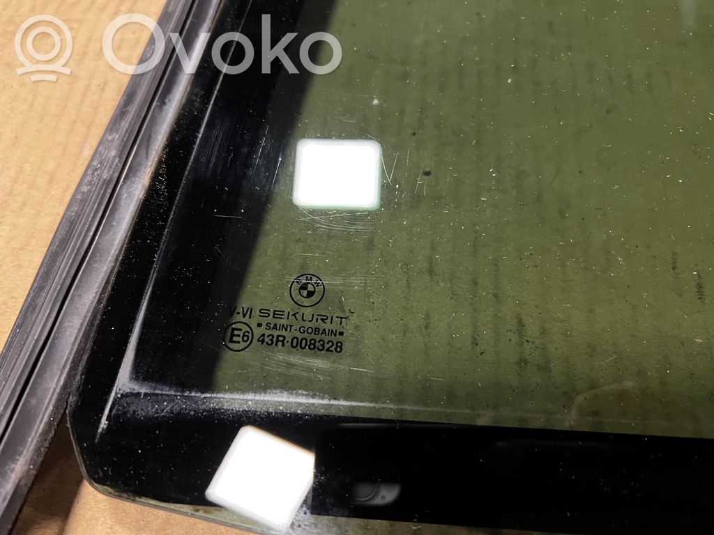 priekšējo durvju stikls (četrdurvju mašīnai)