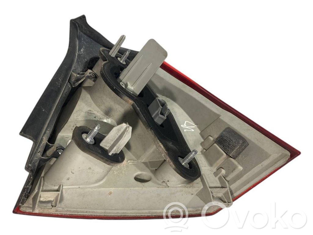 Задний фонарь в кузове