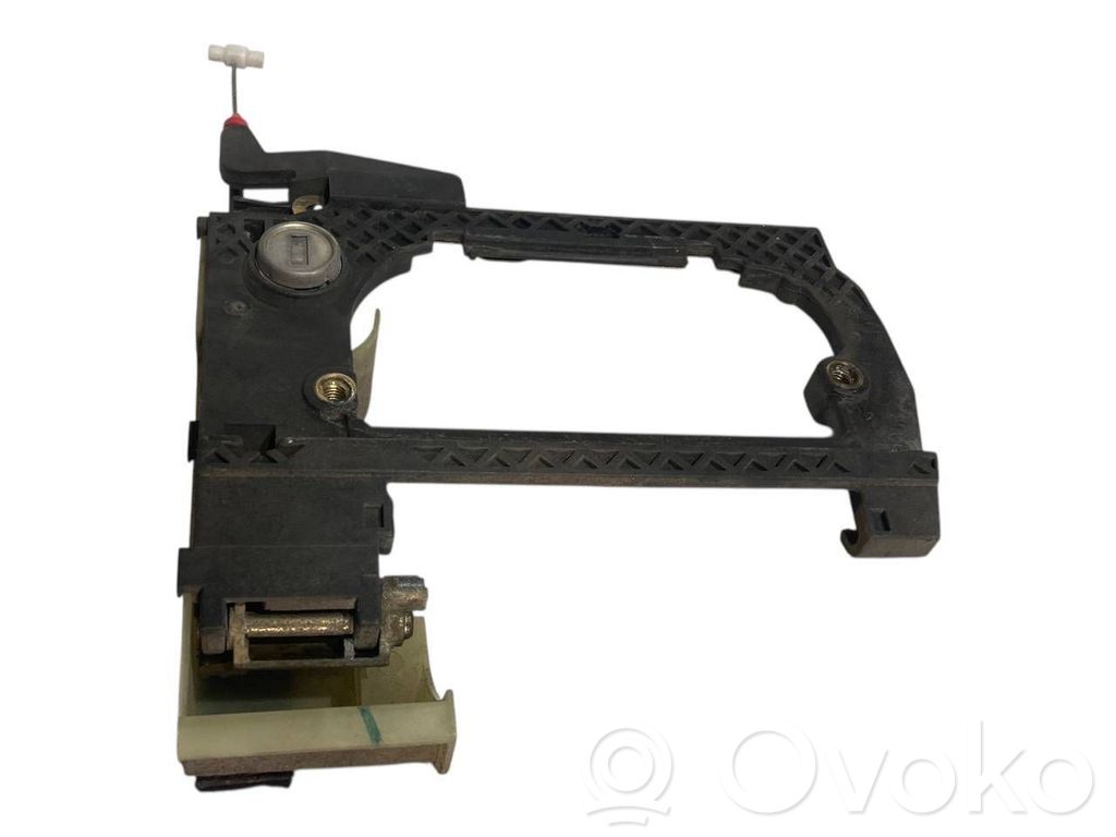 Priekšpusē turētājs / kronšteins ārējam atvēršanas rokturim