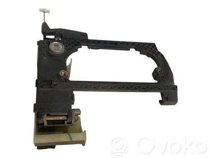 Priekšpusē turētājs / kronšteins ārējam atvēršanas rokturim