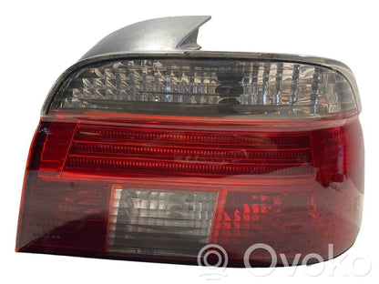 Aizmugurējais lukturis virsbūvē