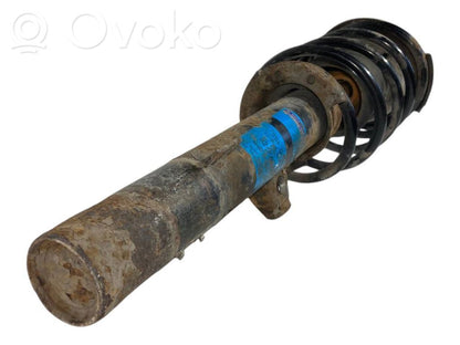 Priekšpusē amortizators ar atsperi