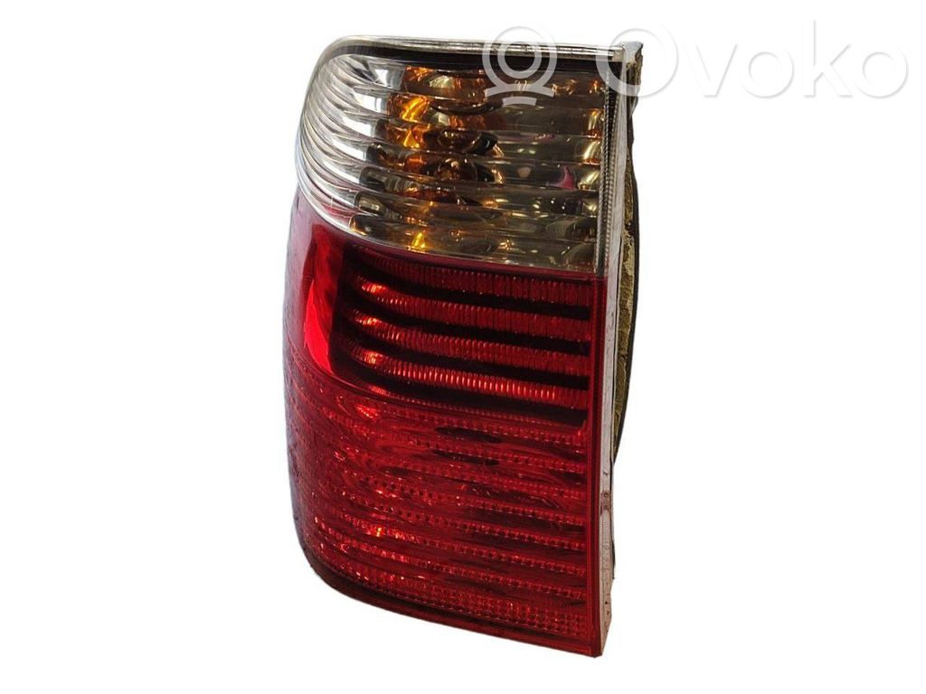 Aizmugurējais lukturis virsbūvē