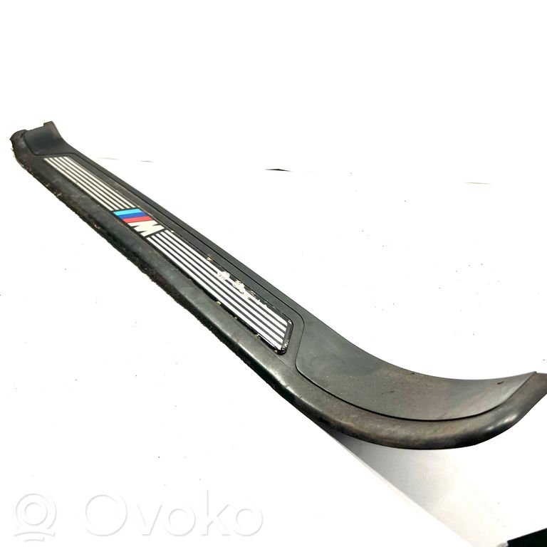 Priekšējā sliekšņa dekoratīvā apdare (iekšējā)