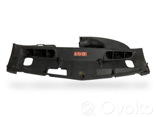 Dzinēja pārsega slēdzenes dekoratīvā apdare