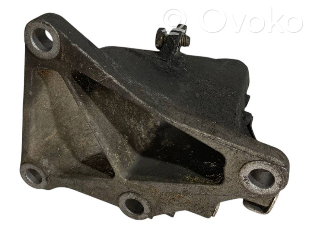 Engine mounting bracket