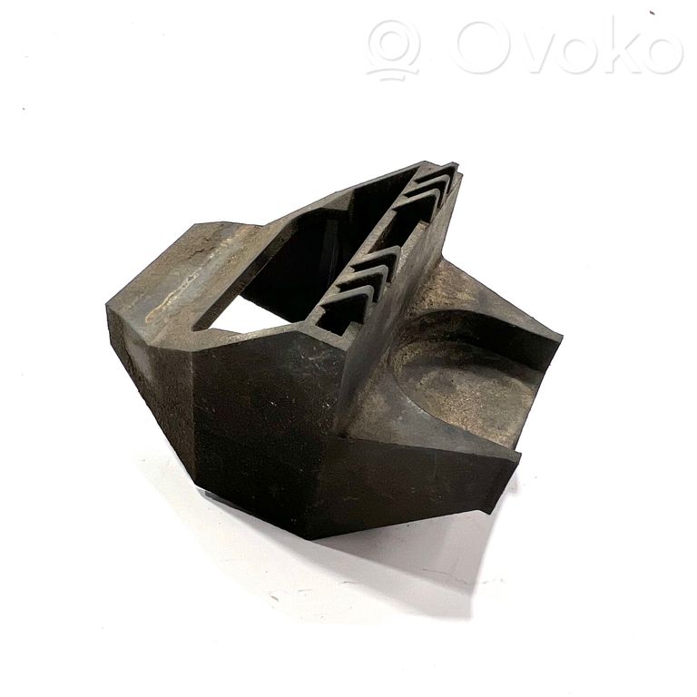 Radiator(s) holder/bracket