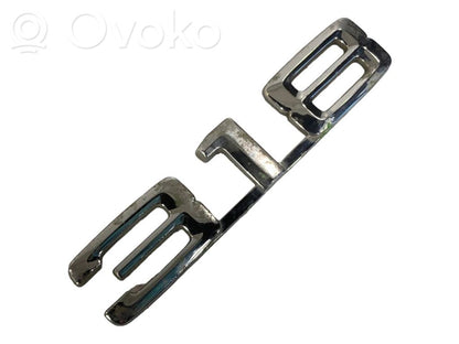 Ražotāja plāksnīte / modeļa burti