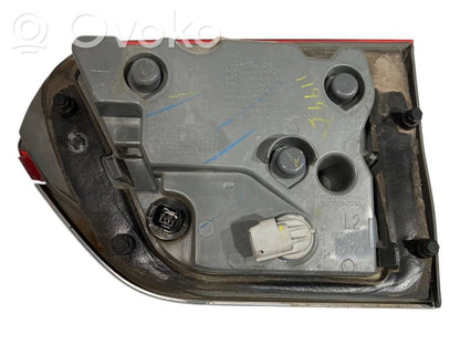 Aizmugurējais lukturis pārsegā