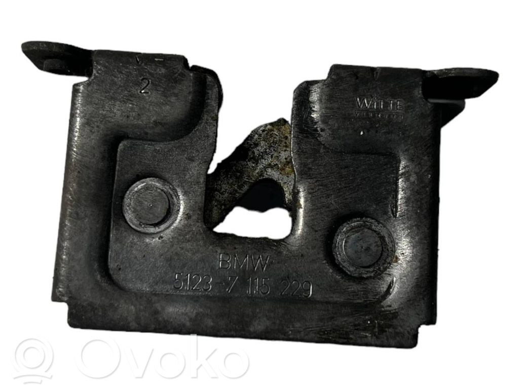 Dzinēja pārsega slēdzene