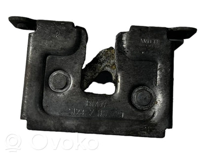 Dzinēja pārsega slēdzene