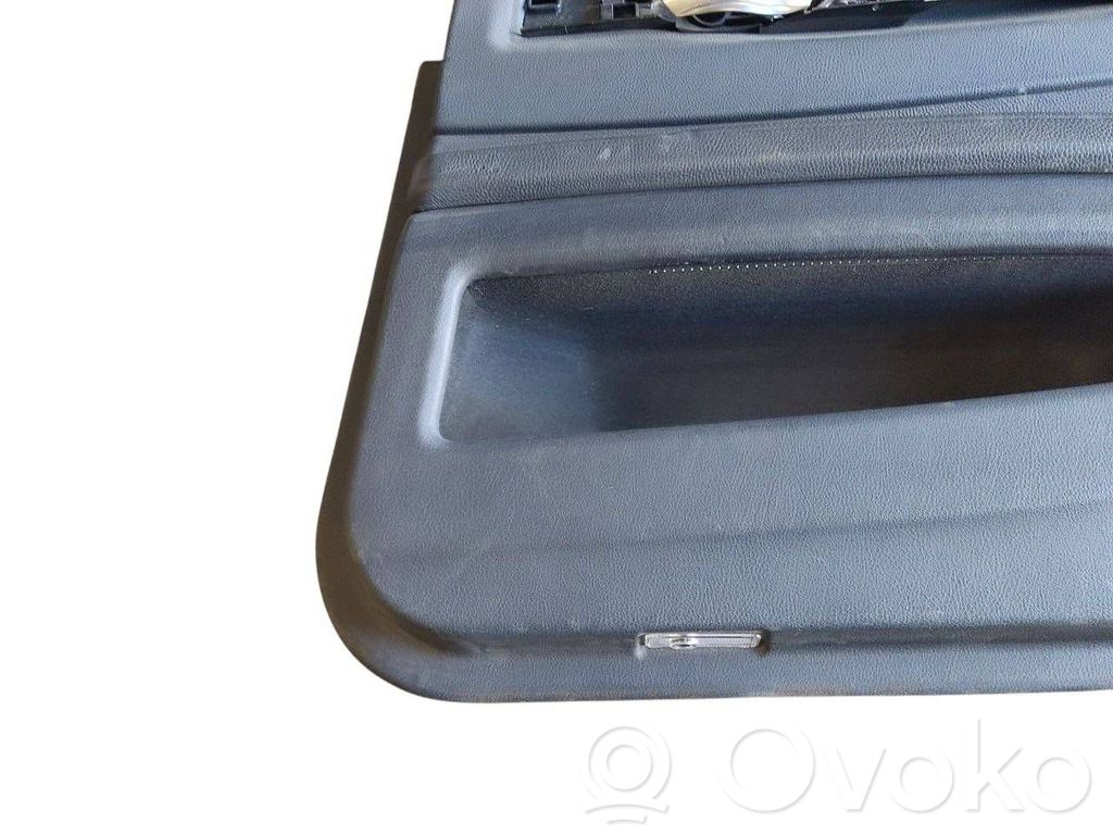 Apšuvums aizmugurējām durvīm