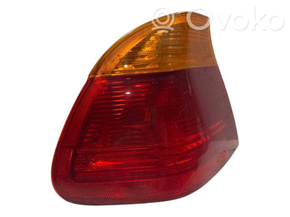 Aizmugurējais lukturis virsbūvē