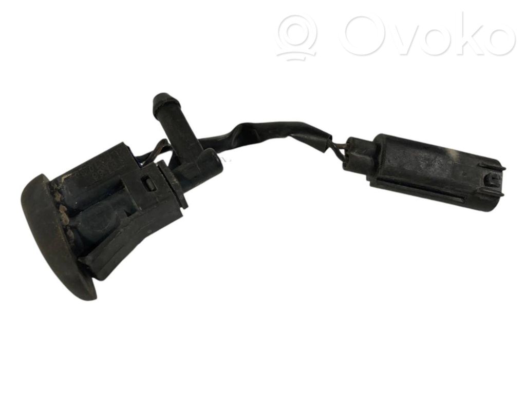 Mazgāšanas šķidruma smidzinātājs (-i) priekšējam logam