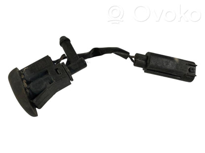 Mazgāšanas šķidruma smidzinātājs (-i) priekšējam logam