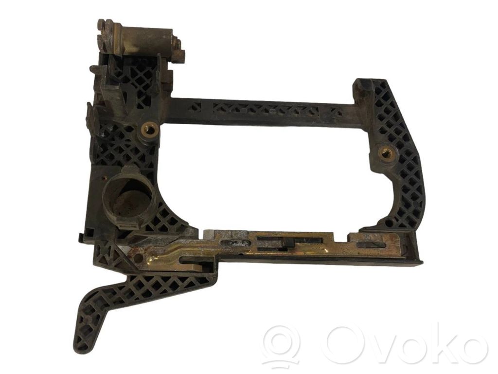 Priekšpusē turētājs / kronšteins ārējam atvēršanas rokturim