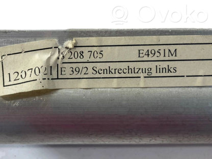 Aizmugurē logu aizkars