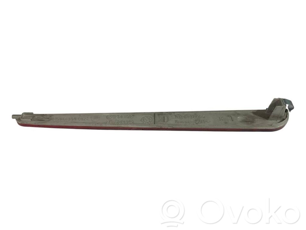 Aizmugurē atstarotājs